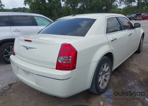 2010 Chrysler 300 Touring/Signature Series/Executive Series z USA, uszkodzony, nr VIN 2C3CA5CV6AH330449